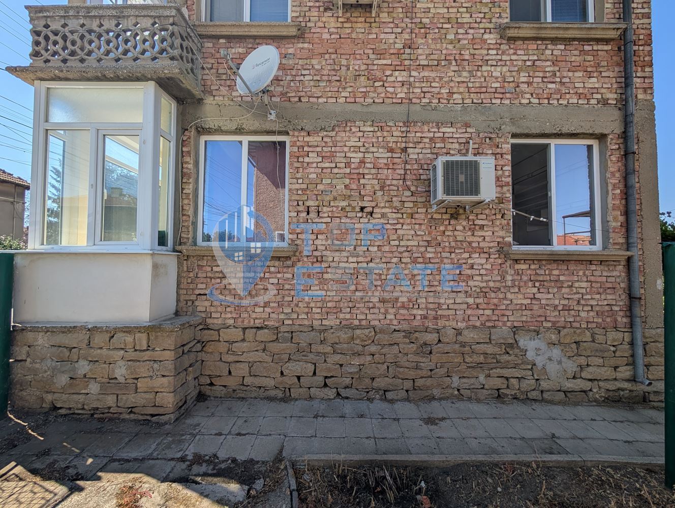 Самостоятелен етаж от къща с двор в централната част на град Павликени - 0