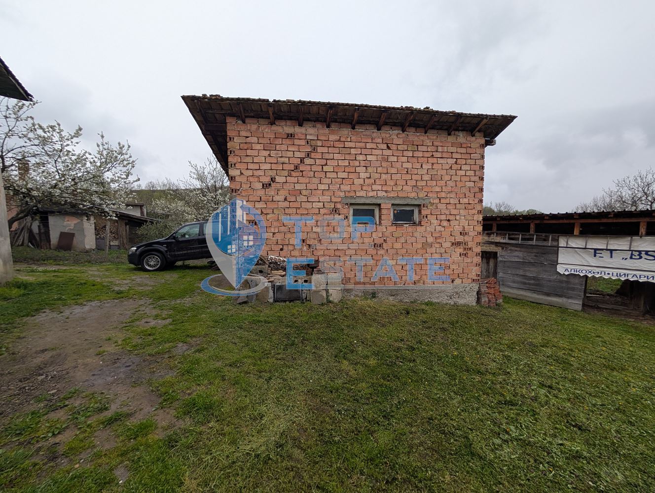 Едноетажна къща с жилищна постройка, гараж и двор в град Плачковци - 0