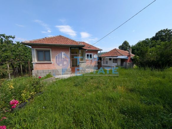Едноетажна къща с жилищна постройка, гараж и двор в град Плачковци - 0