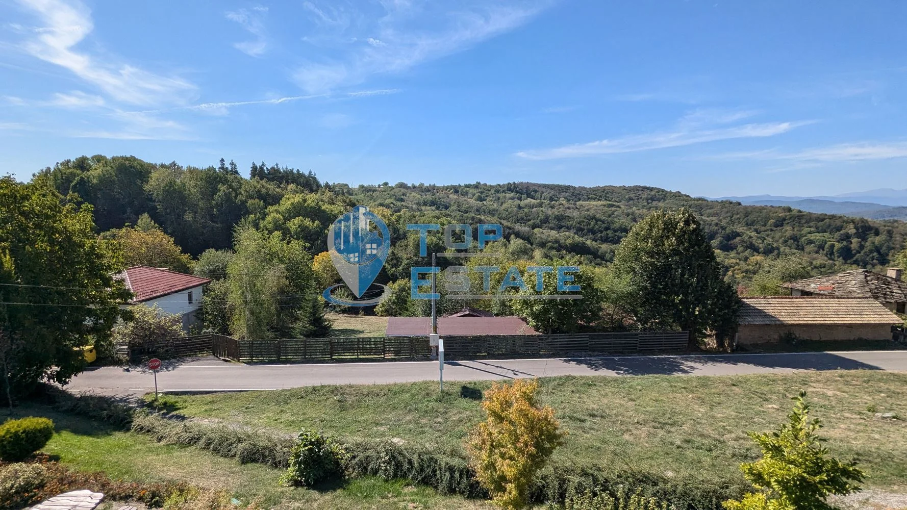 Прекрасна новопостроена къща с панорама, красив терасиран двор и басейн в сърцето на Тревненския балкан - 0