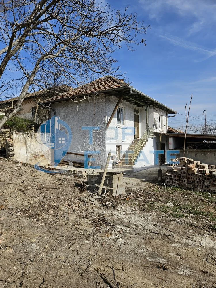 Реновирана къща с голям двор и гараж в село Самоводене - 0