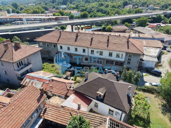 Триетажна масивна административна сграда в централната част на град Дряново - 0