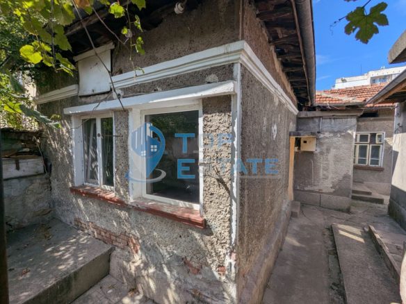 Къща на главната улица в квартал Гарата, град Горна Оряховица, област Велико Търново - 0