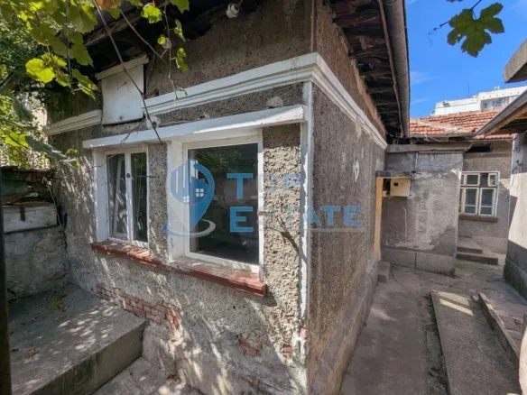 Къща на главната улица в квартал Гарата, град Горна Оряховица, област Велико Търново - 0