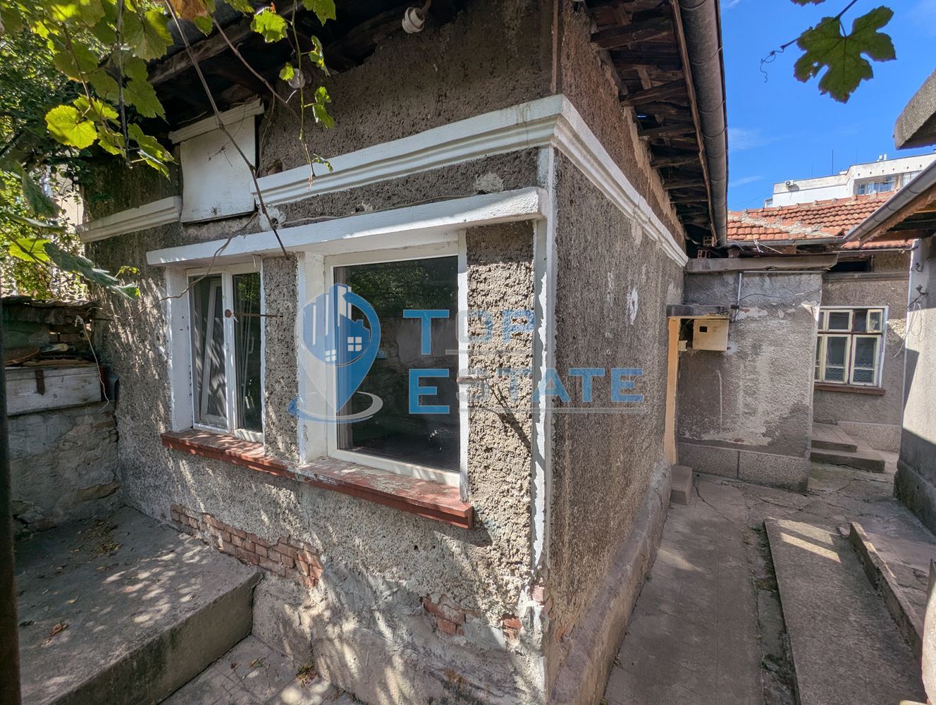 Къща на главната улица в квартал Гарата, град Горна Оряховица, област Велико Търново - 0
