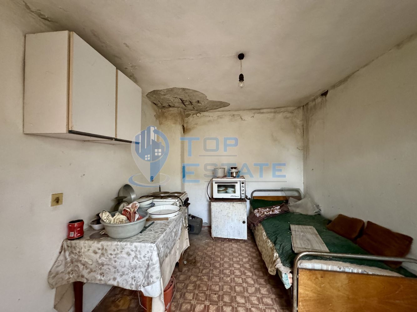 Къща с голям двор, гараж и допълнителни постройки в село Поликраище, област Велико Търново - 0