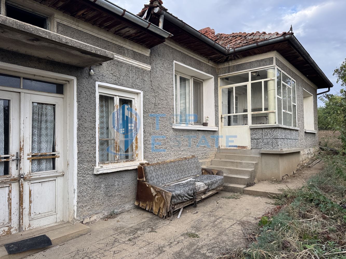 Къща с голям двор, гараж и допълнителни постройки в село Поликраище, област Велико Търново - 0