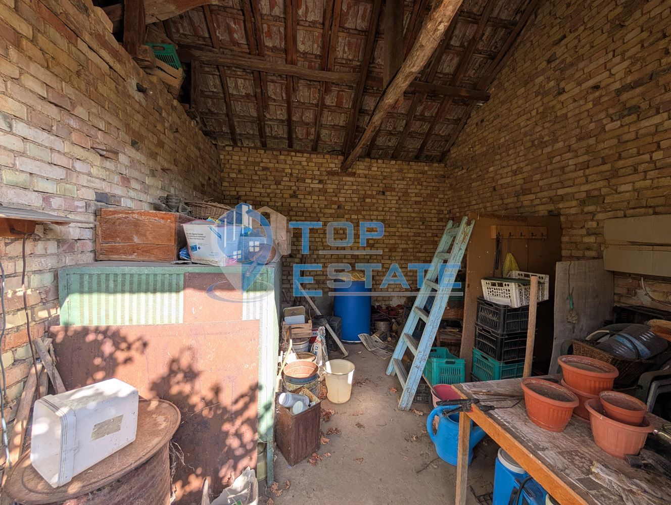 Двуетажна тухлена къща с гараж и кладенец в село Полски Сеновец - 0