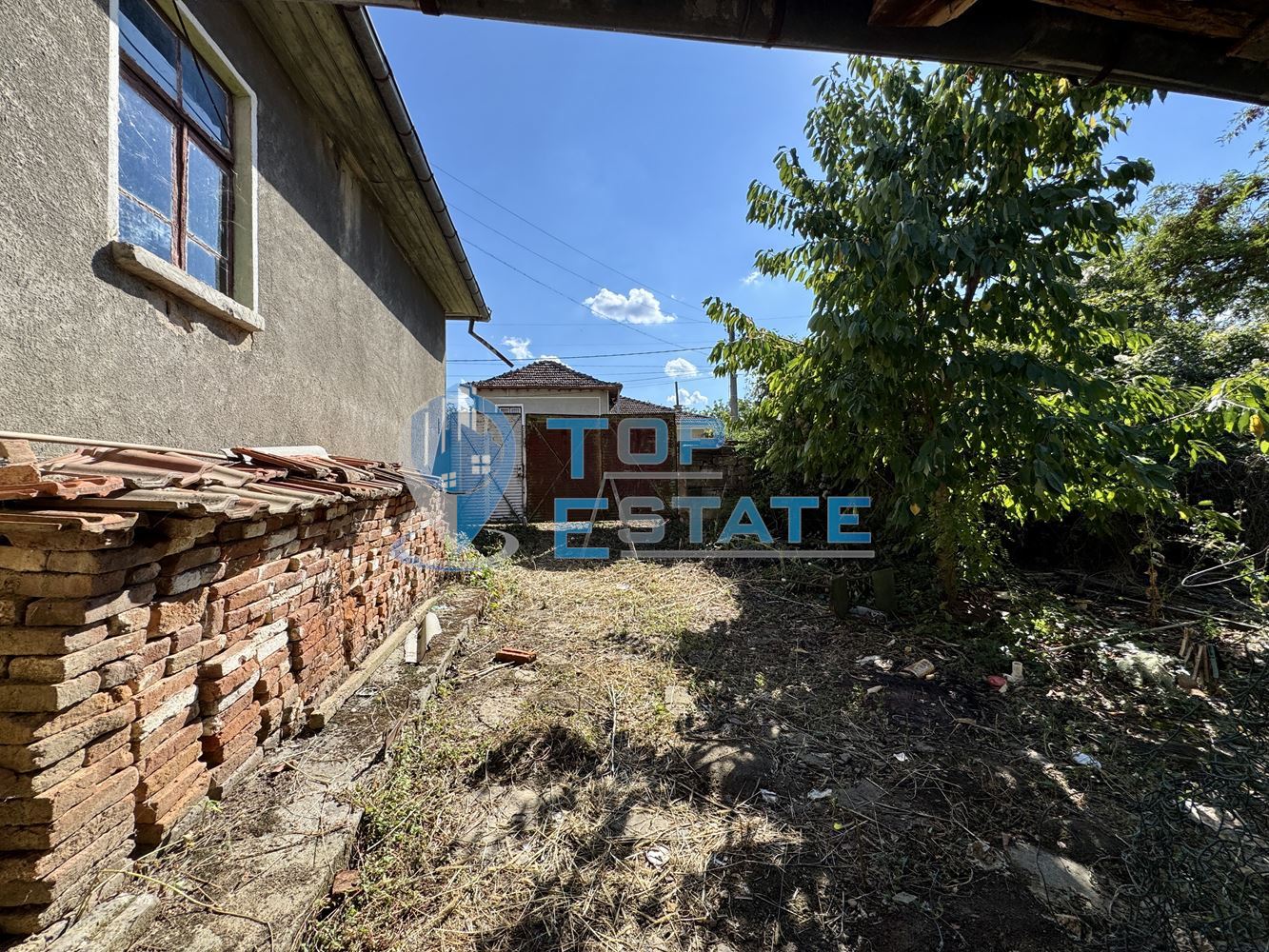Здрава тухлена къща с кладенец в село Мерданя, област Велико Търново - 0