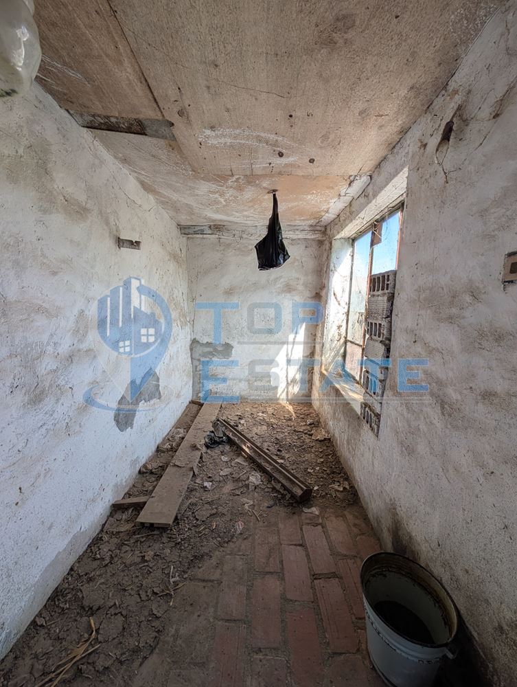 Двуетажна тухлена къща с гараж и кладенец в село Полски Сеновец - 0