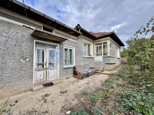 Къща с голям двор, гараж и допълнителни постройки в село Поликраище, област Велико Търново - 0