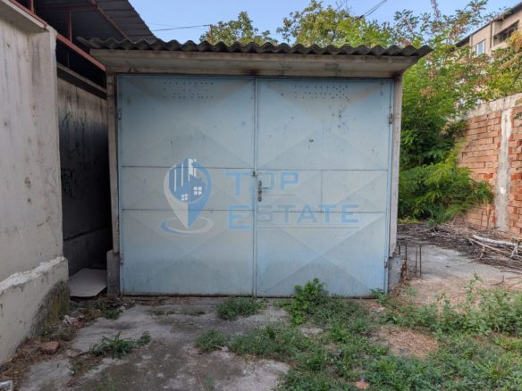 Масивен гараж в централната част на град Горна Оряховица - 0