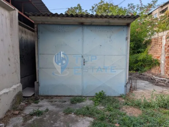Масивен гараж в централната част на град Горна Оряховица - 0