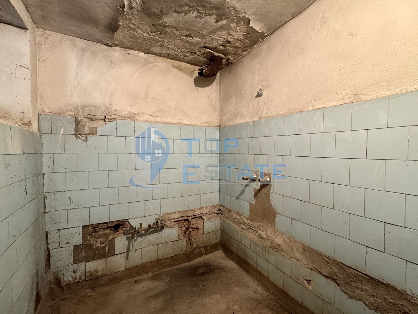 Здрава тухлена къща с кладенец в село Мерданя, област Велико Търново - 0