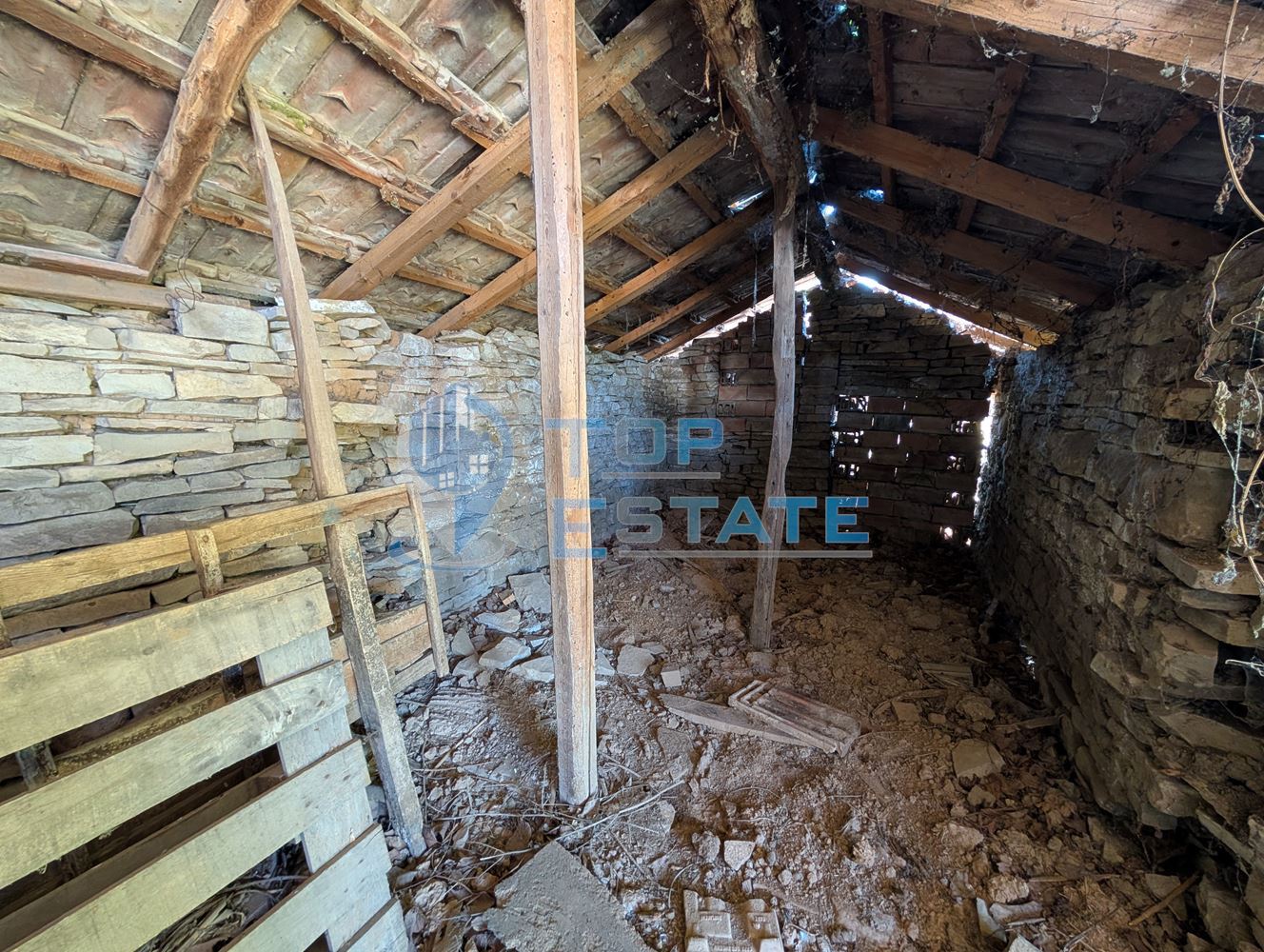Реновирана двуетажна къща с гараж в село Горна Липница - 0