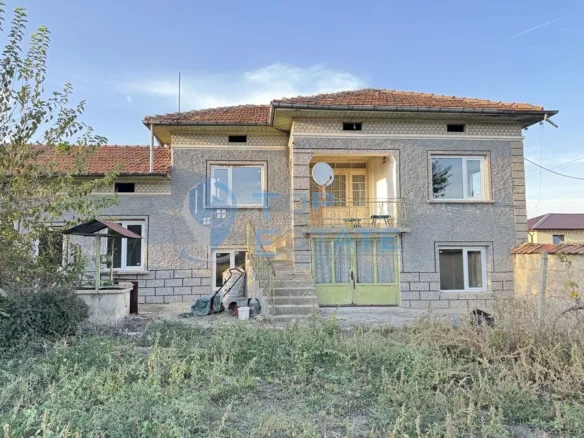 Къща с голям двор и стопански постройки в село Климентово, област Велико Търново - 0