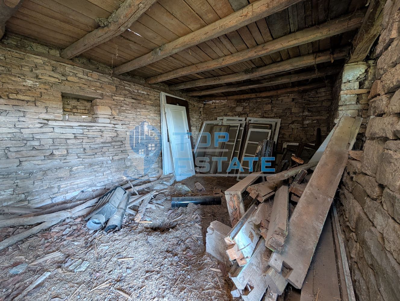 Реновирана двуетажна къща с гараж в село Горна Липница - 0