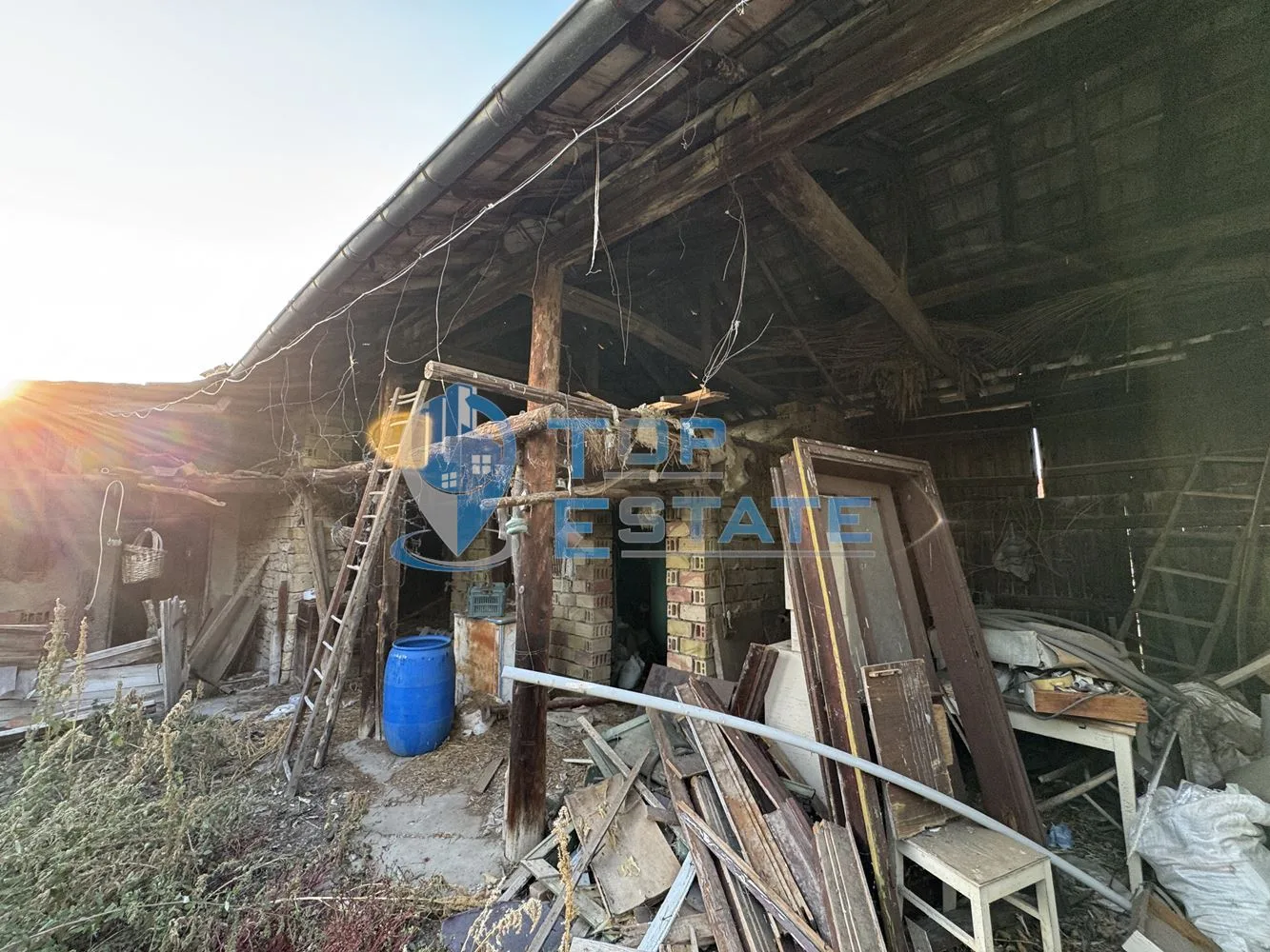 Къща с голям двор и стопански постройки в село Климентово, област Велико Търново - 0