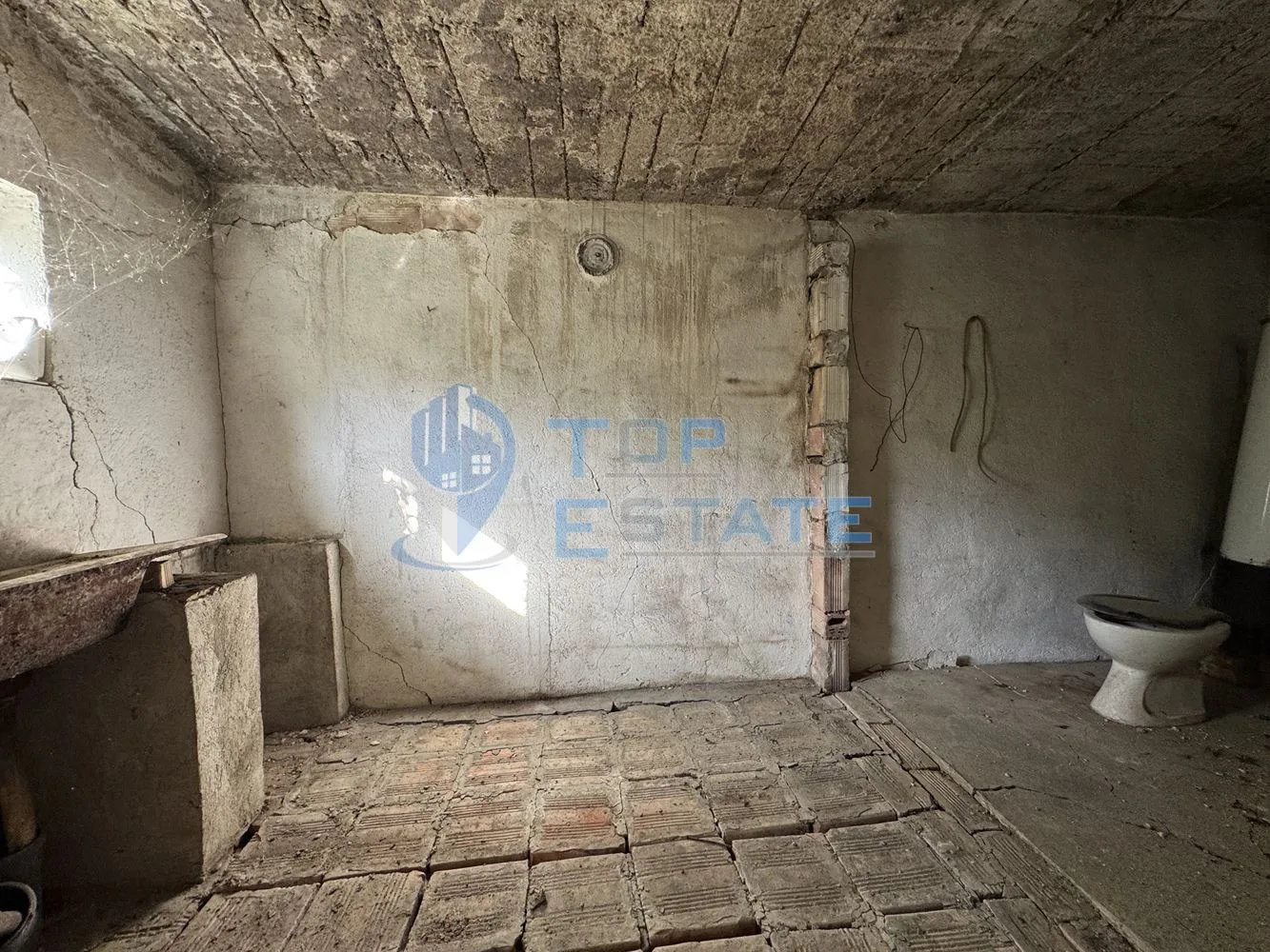 Двуетажна тухлена къща с два кладенеца и стопански постройки в с. Паскалевец, област Велико Търново - 0