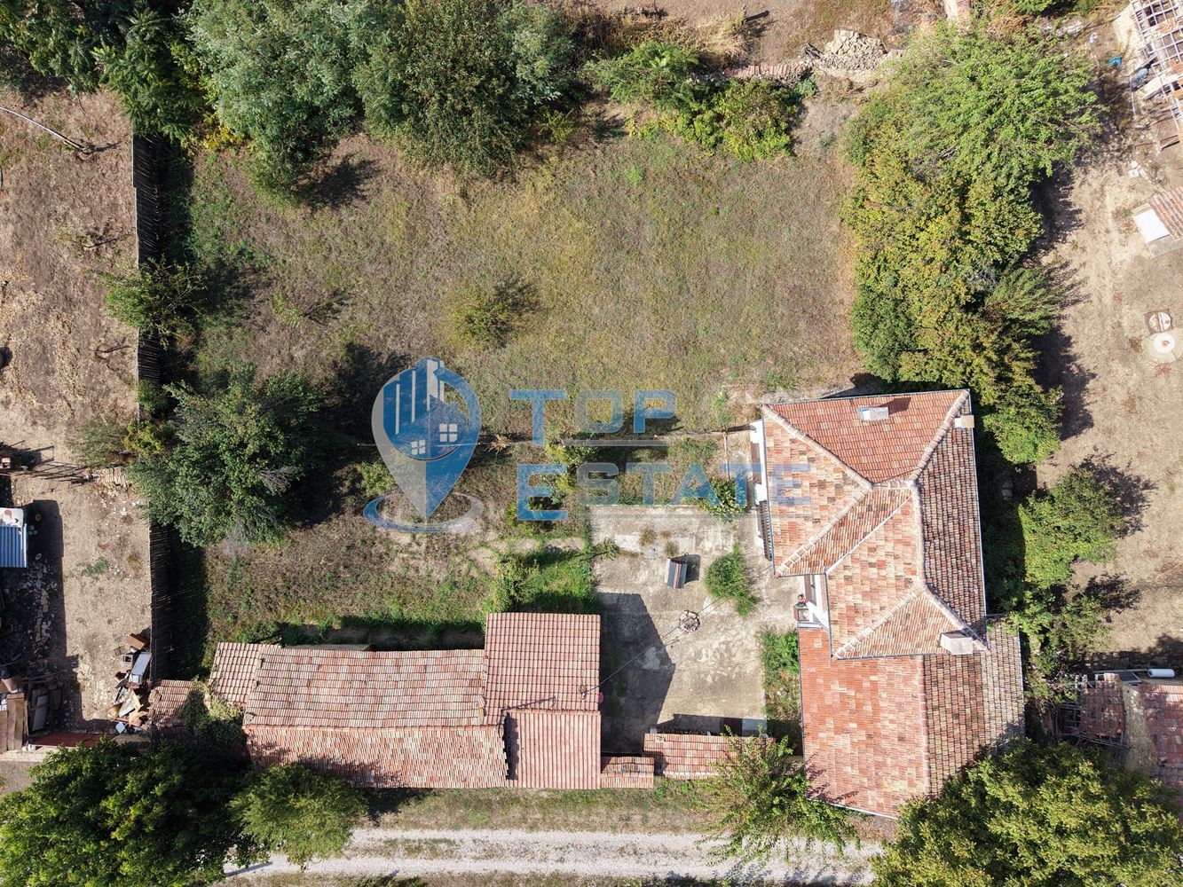 Реновирана двуетажна къща с гараж в село Горна Липница - 0