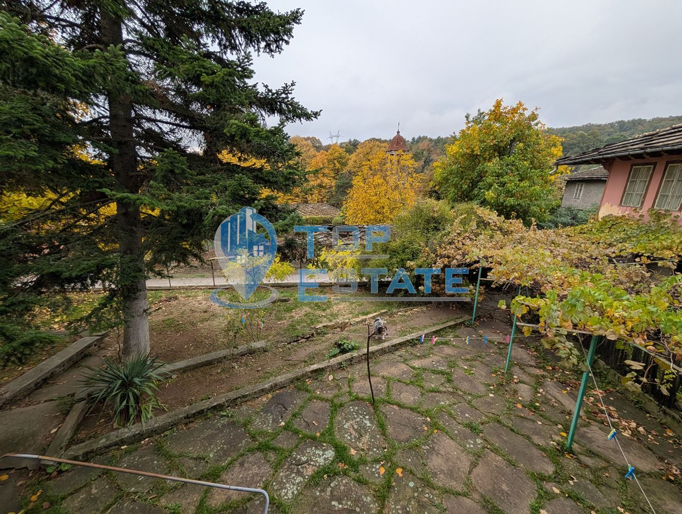 Двуетажна автентична къща с голям двор в село Лесичарка - 0
