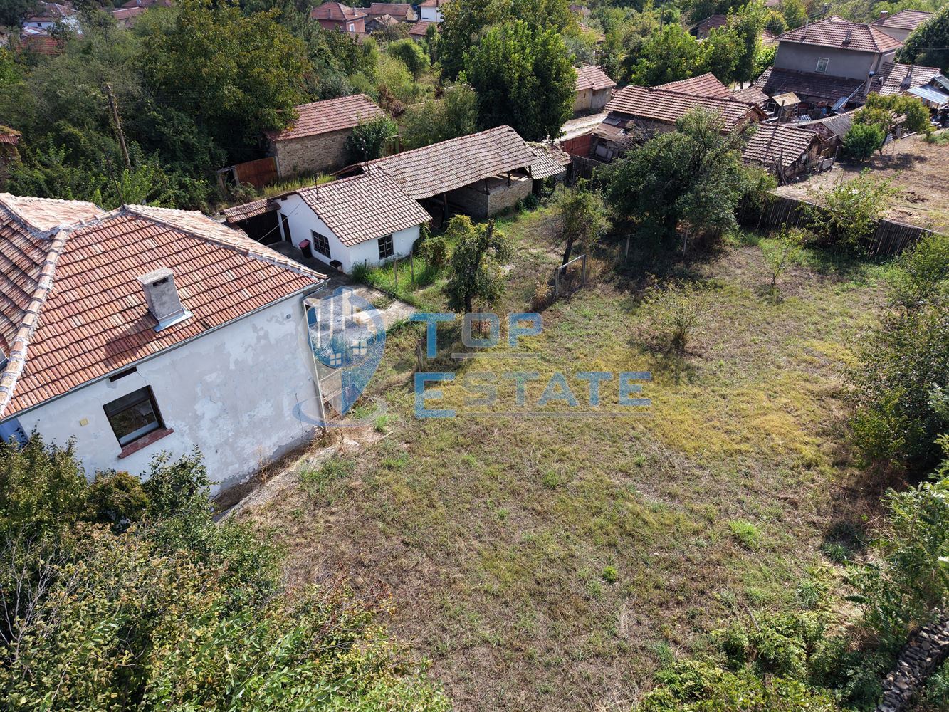 Реновирана двуетажна къща с гараж в село Горна Липница - 0